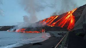 Lava llegando al mar